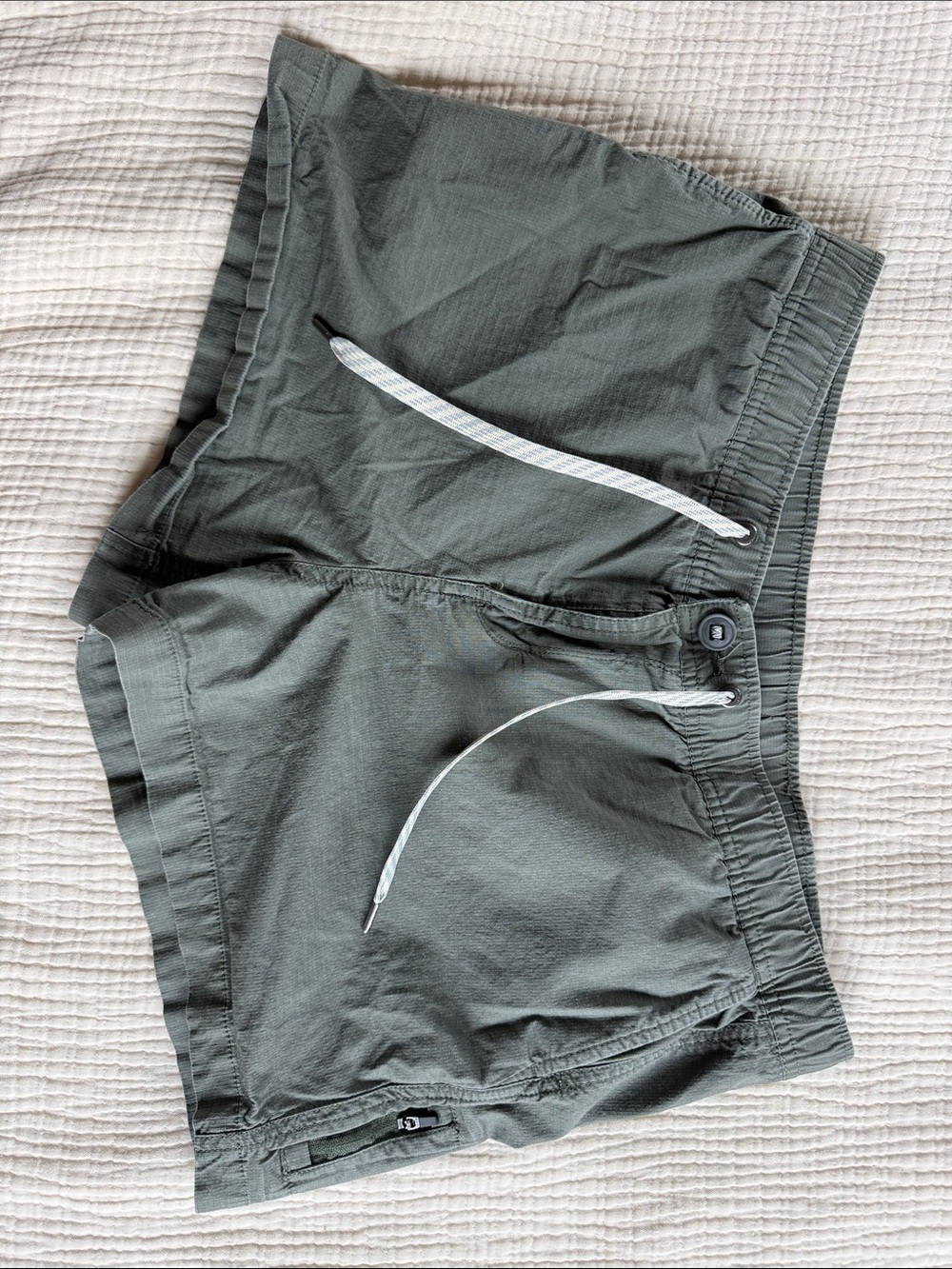 Vuori Women's Cargo Shorts in Olive